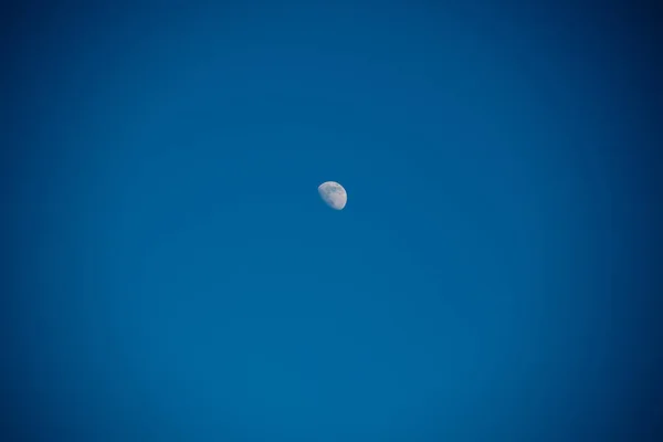 Uma Lua Incompleta Visível Céu Azul Foto Alta Qualidade — Fotografia de Stock