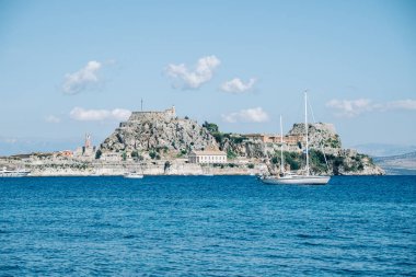 Kerkyra, Yunanistan - 09: 24 2022: Kerkyra, Korfu, Yunanistan 'daki Eski Kale manzarası. Ön planda küçük yatlar var. Yüksek kalite fotoğraf