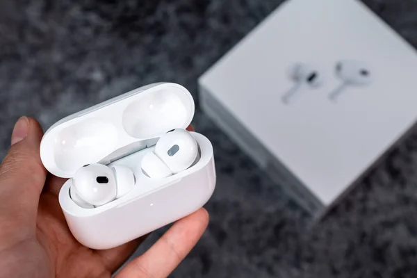 Jurmala, Letonya - 21 09 2023: Bir kadının elinde kulaklıklı bir çanta var - Airpod Pro 2 nesil. Arka plandaki Apple kulaklık kutusunda. Yüksek kalite fotoğraf