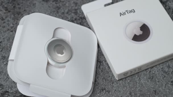 Jurmala Letonia 2023 Unboxing New Airtag Apple Înregistrare Înaltă Calitate — Videoclip de stoc