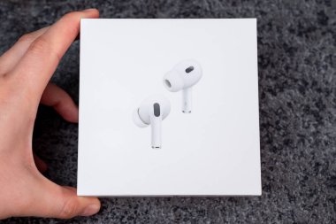 Jurmala, Letonya - 21 09 2023: Aktif gürültü iptali ile birlikte Airpod Pro 2. Nesil 'in beyaz kutusunda. Yüksek kalite fotoğraf