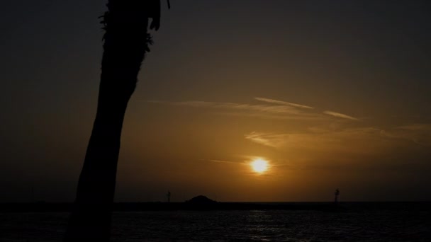 Zeitraffer Des Sonnenuntergangs Über Der Ägäis Palmen Und Eine Kleine — Stockvideo
