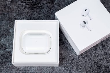 Jurmala, Letonya - 21 09 2023: Beyaz kutuda ilk Airpod Pro 2. Nesil açılışı. Yüksek kalite fotoğraf
