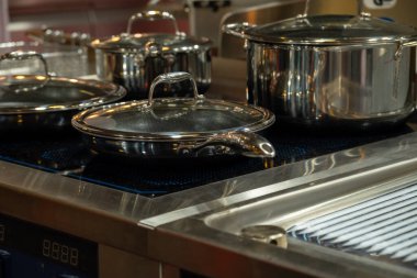 Yeni metal tencereler ve tencereler var. Yüksek kalite fotoğraf