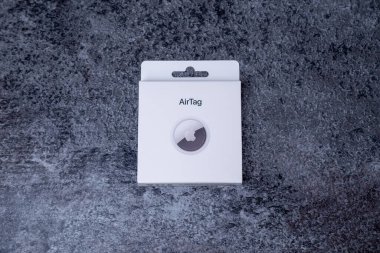 Jurmala, Letonya - 21 09 2023: AirTag Apple 'da eşyalarınızı takip edecek bir cihaz. Hava etiketi beyaz kutunun üzerinde. - Evet. Yüksek kalite fotoğraf