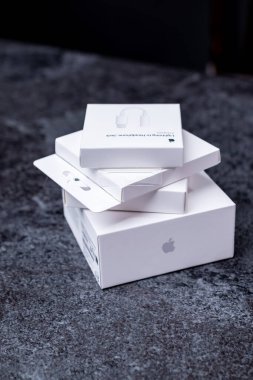 Jurmala, Letonya - 21 09 2023: Apple cihazlarından dört beyaz kutu bir yığın içinde. İlk boks, Airpod pro 2, MagSafe Charger, AirTag, Adapter from Lightning 'den Kulaklık Jack. Yüksek kalite fotoğraf