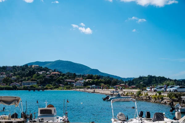 Kerkyra, Yunanistan - 09: 24 2022: Korfu adasının önündeki köprünün manzarası, turistler bir sonraki uçağı beklerken köprü boyunca yürüyorlar. Yüksek kalite fotoğraf