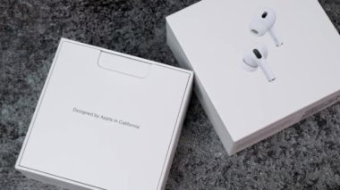 Jurmala, Letonya - 21 09 2023: Yeni Apple AirPods Pro 2 jenerasyonu. Arka plandaki Apple kulaklık kutusunda. Yüksek kalite 4k görüntü