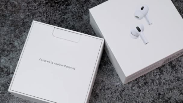 Jurmala Łotwa 2023 Odpakowywanie Nowych Słuchawek Apple Airpods Pro Generacji — Wideo stockowe