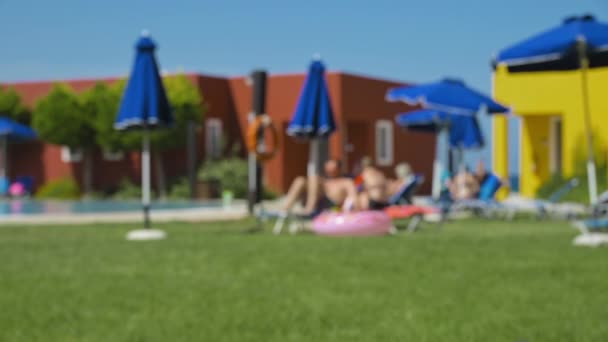 Rozmazané Časová Prodleva Lidí Relaxujících Opalujících Bazénu Lehátkách Pod Slunečníky — Stock video