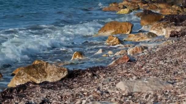 Närbild Havsvågor Som Sköljer Stenig Strand Medelhavet Begreppen Meditation Naturen — Stockvideo