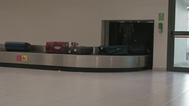 Luchthaven Verlaat Bagage Het Distributiepunt Langs Een Vrachtriem Hoge Kwaliteit — Stockvideo