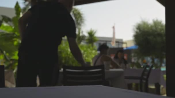 Suddig Tid Förfaller För Människor Som Sitter Ett Grekiskt Café — Stockvideo