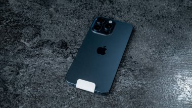 Jurmala, Letonya - 30 11 2023: Mavi Titanyum renkli yeni akıllı telefon elma iPhone 15 Pro Max. Yüksek kalite fotoğraf