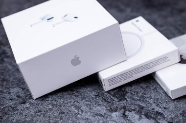 Jurmala, Letonya - 21 09 2023: Apple Airpods 'un yeni kulaklıklarının olduğu beyaz kutuya yaklaş. Yüksek kalite fotoğraf
