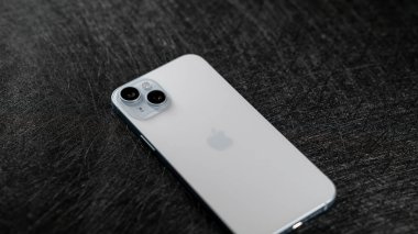 Jurmala, Letonya - 09 01 2024: Siyah masada yeni akıllı telefon iPhone 15 Plus mavi renkli. Yüksek kalite fotoğraf