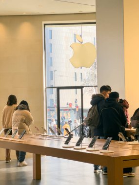 Barselona, İspanya - 13.01.2024: Barcelona 'daki Apple resmi mağazası. Yüksek kalite fotoğraf