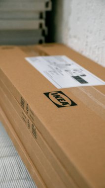 Jurmala, Letonya - 18 02 2024: Ikea mobilyalarının kahverengi kutusuna yan bakış. Yüksek kalite fotoğraf