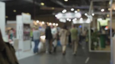 Sergide gezinen şahısları gösteren bulanık bir video. Yüksek kalite 4k görüntü