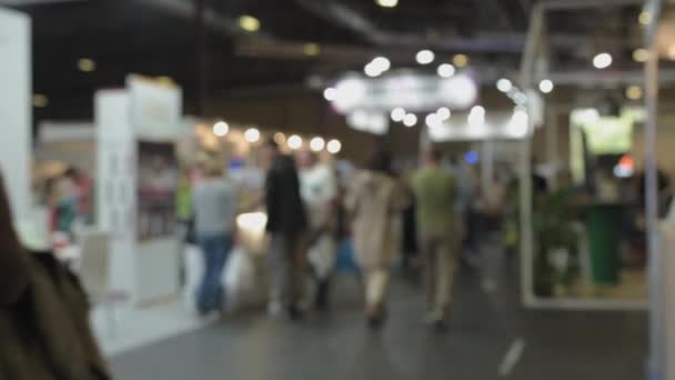 Video Sfocato Che Cattura Gli Individui Passeggiando Attraverso Mostra Filmati — Video Stock