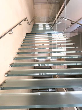 Barselona, İspanya - 13.01.2024: Barcelona 'daki resmi mağazanın ikinci katındaki cam merdiven. Yüksek kalite fotoğraf