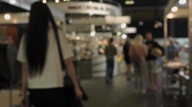  Video, insanların serginin etrafında odaklanma eksikliğiyle dolaştığını gösteriyor. Yüksek kalite 4k görüntü