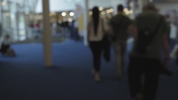 Když Lidé Modrém Chodníku Vcházejí Výstavní Místnosti Tma Jako Pytli — Stock video