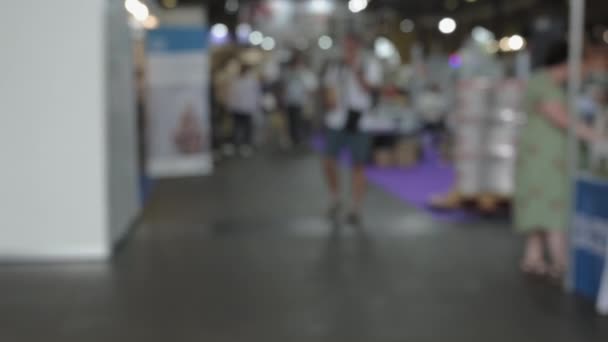 Unfocused Recording Depicting Individuals Walking Exhibition Space High Quality Footage — Stock Video