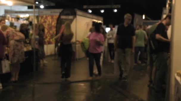 展覧会の周りを歩いている人々の焦点ビデオ 高品質の4K映像 — ストック動画