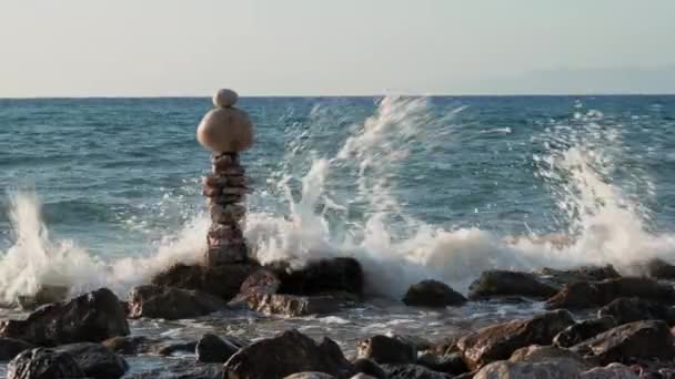 Ένας Σχηματισμός Βράχου Στέκεται Μια Βραχώδη Παραλία Δίπλα Στον Ωκεανό — Αρχείο Βίντεο