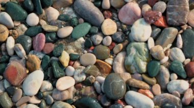 Çeşitli renk ve boylarda bir yığın kaya. Doğal güzellik ve sertlik kavramı