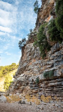 Kayalık kanyondan havadar bulutların çarpıcı gökyüzüne dikey görüntü. Yüksek kalite fotoğraf