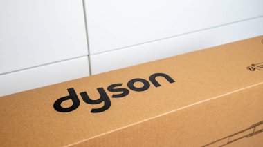Jurmala, Letonya 07.07.2024: Dyson V15 üzerinde Dyson logosu olan mutlak süpürge kutusu tespit etti. Yüksek kalite fotoğraf