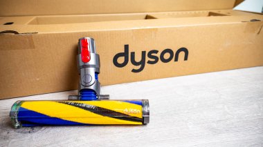 Jurmala, Letonya 07.07.2024: Dyson V15 'e yakın çekim, arka planda elektrikli süpürge kutusuyla toz bulmak için yeşil optik lazerli mutlak yumuşak süpürge başlığı tespit edildi. Yüksek kalite fotoğraf