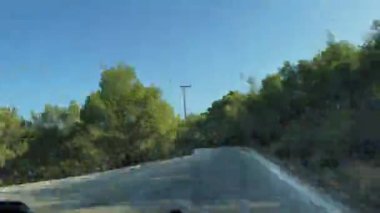Üzerinde sarı tabela olan bir yol. Yol boş ve üzerinde hiç araba yok.