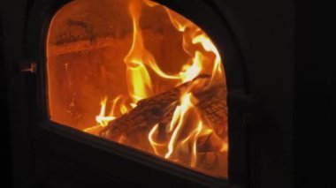 Sıcak bir ateş şöminede hafifçe çatırdar, titreyen bir ışık yayar ve serin bir gecede sıcak bir atmosfer yaratır. Rahatlatıcı atmosfer ve çatırdama seslerinin tadını çıkar..