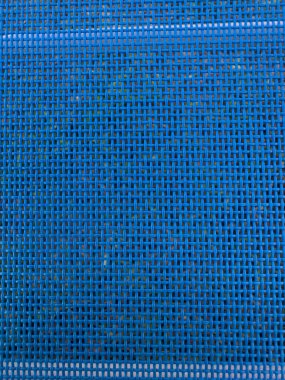 Mavi sentetik ağ kumaşının yakın plan görüntüsü bir ızgara deseni sergiler, dayanıklılığını ve el yapımı, inşaat ve açık hava kullanımında çok yönlülüğünü gösterir.