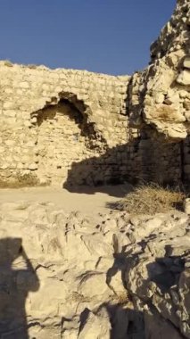 Kayalık bir yamaçta antik mimarinin kalıntılarını keşfetmek, çarpıcı sahil manzaralarını ortaya çıkarıyor. Güneş yıpranmış taşların üzerinde ışıldıyor, tarihlerini vurguluyor..