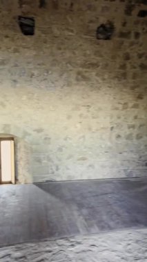 Bu alan yıpranmış taş duvarlar ve küçük bir pencereden süzülen doğal ışıkla aydınlatılmış ahşap bir zemin içerir. Mimarinin tarihini ve basitliğini yansıtıyor..