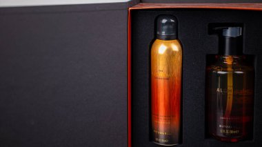 Jurmala, Letonya 14.12.2024: Vücut bakımı kozmetik... Simya Kitabı. Lüks saç bakım seti. Zarif ambalajda besleyici yağ ve gençleştirici sprey var. Yüksek kalite fotoğraf