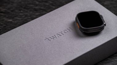 Jurmala, Letonya 11.01.2025: New Apple Watch Ultra 2 Black Titanium. Modern Tasarım ve Teknolojiyi Işıklandırmada Yeni Smartwatch. Yüksek kalite fotoğraf