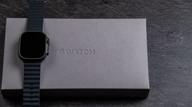 Jurmala, Letonya 11.01.2025: New Apple Watch Ultra 2 Black Titanium. Yeni Smartwatch, Parlak Paketlerinin yanına bir iç mekandaki karanlık bir yüzeye yerleştirildi. Yüksek kalite fotoğraf