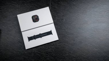 Jurmala, Letonya 11.01.2025: New Apple Watch Ultra 2 Black Titanium. Modern Teknoloji ve Tasarım Üzerine Yeni Smartwatch ve Band Sunumu. Yüksek kalite fotoğraf