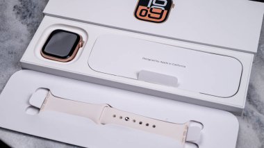 Jurmala, Letonya 21.01.2025: New Apple Watch serisi 10 Rose Gold. Martwatch in Box with White Strap ve Sleek Design Showcasing Modern Teknoloji ve Zarafet. Yüksek kalite fotoğraf