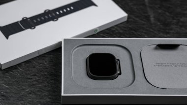 Jurmala, Letonya 11.01.2025: New Apple Watch Ultra 2 Black Titanium. Zarif bir ukala ambalajında oturur ve modern bir tasarım sergiler. Sunum basitliği ve karmaşıklığı vurguluyor
