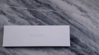 Jurmala, Letonya 11.01.2025: New Apple Watch Ultra 2 Black Titanium. Minimalist tasarım paketlemenin ve ayarlamanın zarafetini vurgular.