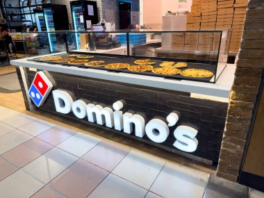 Rodos, Yunanistan - 01.10.2024: Rodos havaalanındaki Dominos restoranında taze pişmiş pizzalar sergilendi.