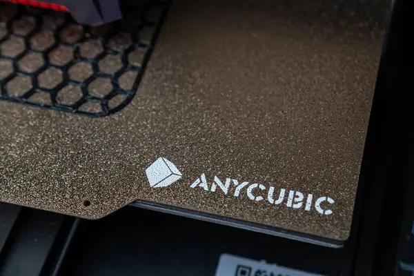 Jurmala, Letonya - 01.05.2025: Anycubic 3D yazıcı ile baskı modeli. Bir 3D yazıcı detaylı modeller üretmek için özenle ve katmanlarla çalışır.. 