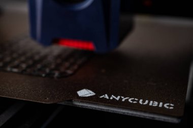 Jurmala, Letonya - 10.05.2025: Anycubic Kobra 2 PRO 3D yazıcı ile baskı modeli. 3D Yazıcı, Hassas Teknolojili Detaylı Bir Model Oluşturuyor