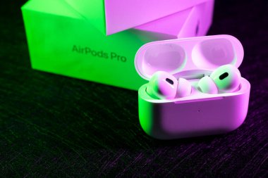 Jurmala, Letonya - 01.05.2025: Apple Kulaklıklar - Airpod Pro 2. Yükleme kutusunda kablosuz kulaklıklar gösterilir, parlak tasarım ve yenilikçi özellikler vurgulanır. 